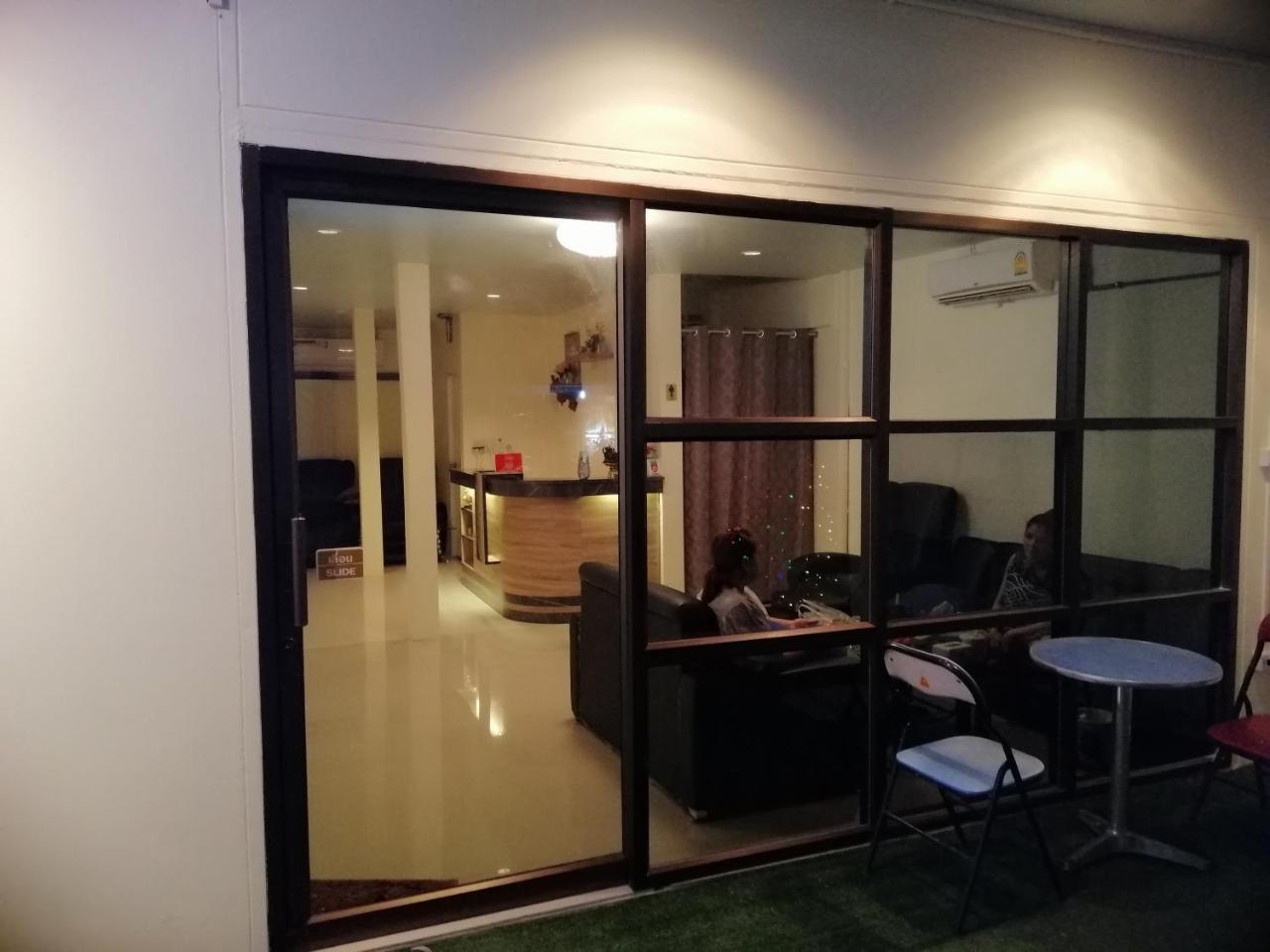 曼谷 The Baan Nathong旅舍 外观 照片
