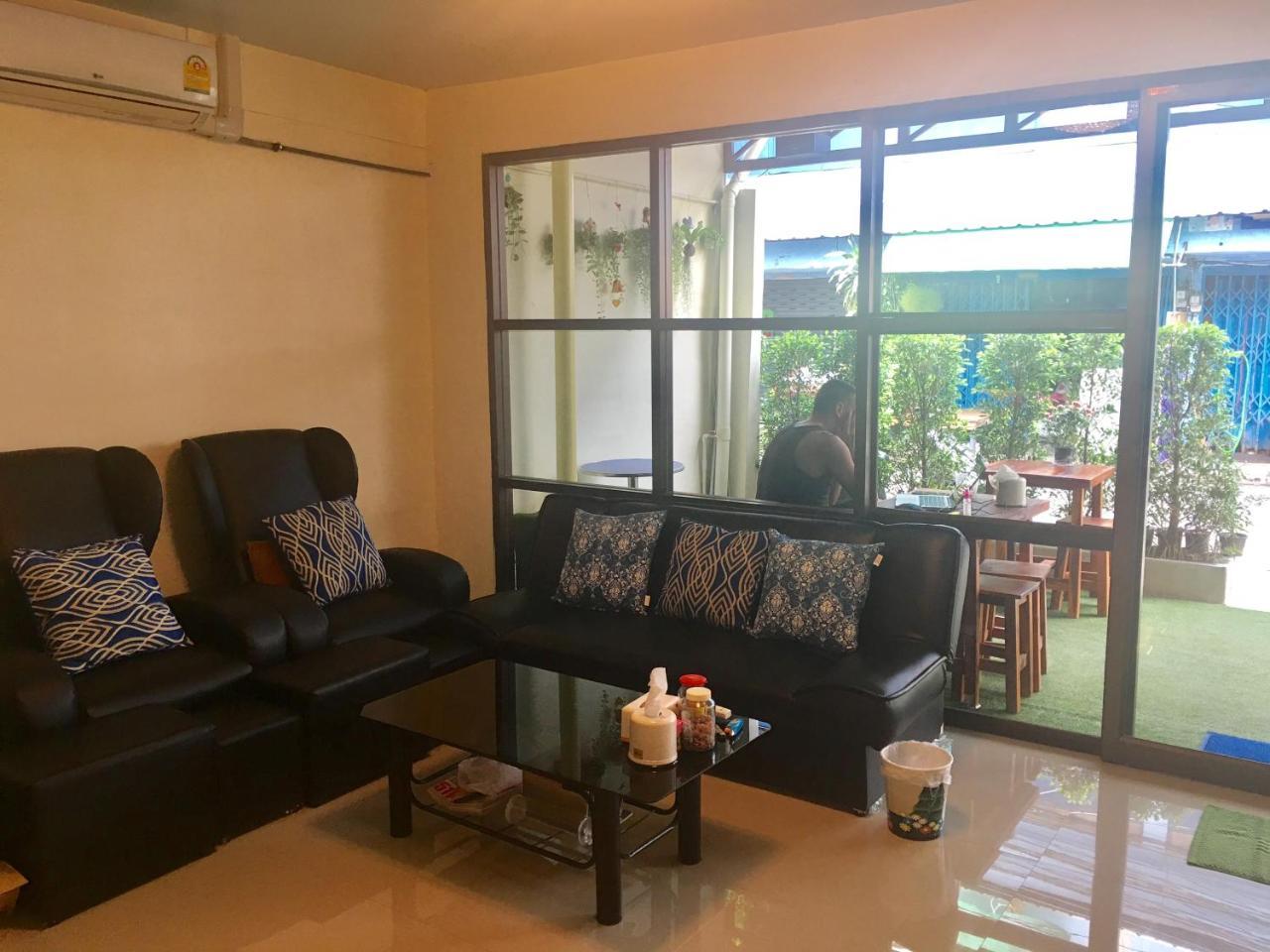 曼谷 The Baan Nathong旅舍 外观 照片