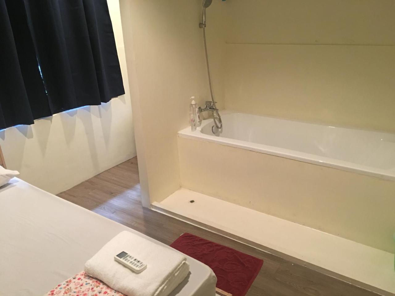 曼谷 The Baan Nathong旅舍 外观 照片